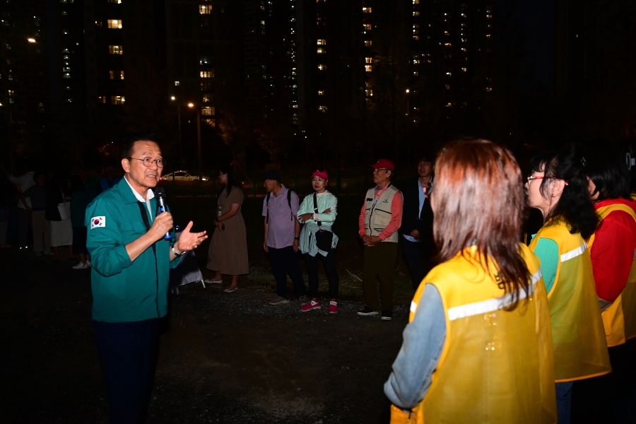 연수구가 지구온난화에 따른 기온상승으로 하절기 이후 모기유충과 위생해충 발생이 지속되면서 지난 24일 송도동 나대지 등 방역취약지를 중심으로 민관 합동방역을 실시했다